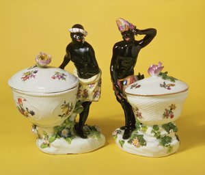 Twee Meissen moren bij snoepmanden en deksels, 1741